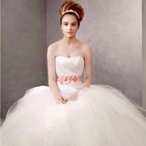 Vera Wang Wedding Gown,Tailored (Size 4) Never Worn. NWT veil included
